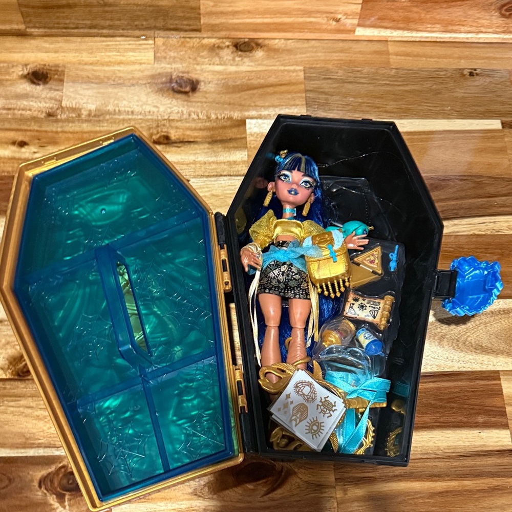 Monster high Cleo de Nile in coffin